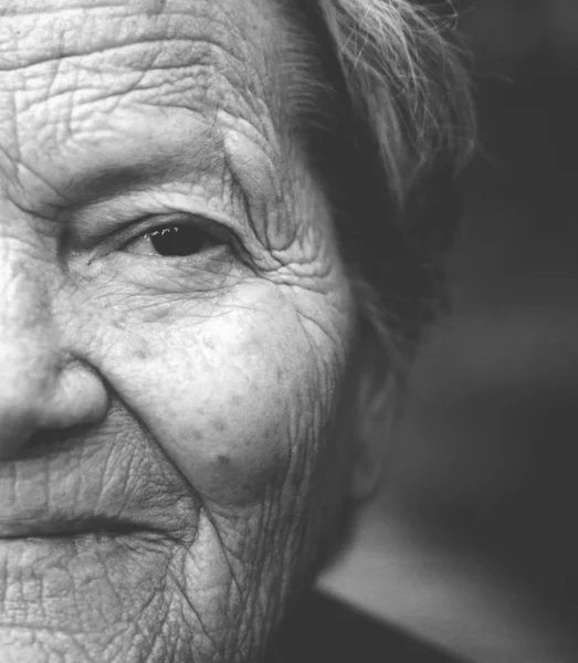 Ritratto ravvicinato della signora anziana — Foto Stock