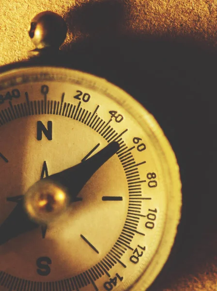 Close up view of the compass on old paper — Stock Photo, Image