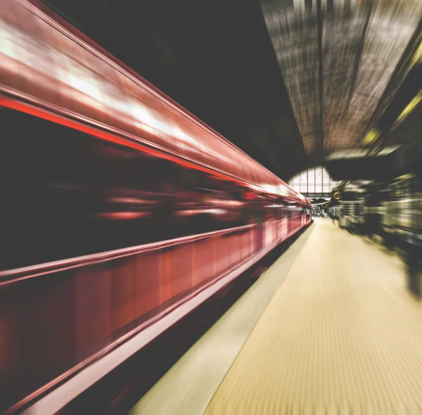 Tren rápido en movimiento borroso — Foto de Stock