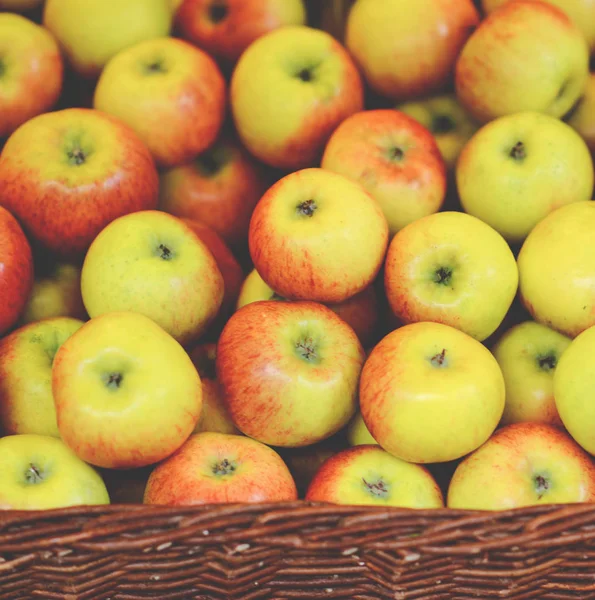 Čerstvá jablka v proutěném koši na otevření trhu — Stock fotografie