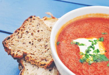 fesleğen ve taze siyah ekmek closeup ile domates çorbası