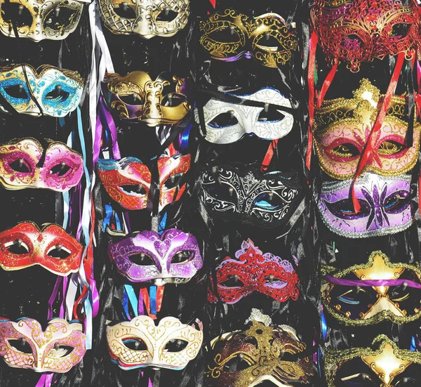 Gruppe alter venezianischer Karnevalsmasken — Stockfoto
