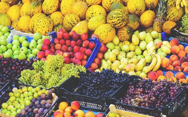 Mercado com várias frutas e legumes frescos coloridos — Fotografia de Stock