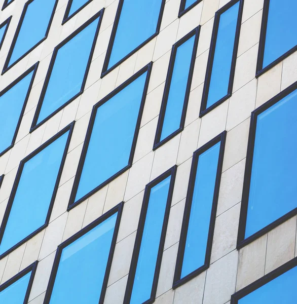 Fenêtres de bureaux modernes avec reflet du ciel — Photo