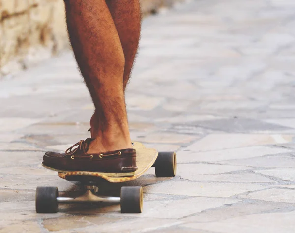 Desfoque de movimento de pés de skate rápidos em movimento — Fotografia de Stock