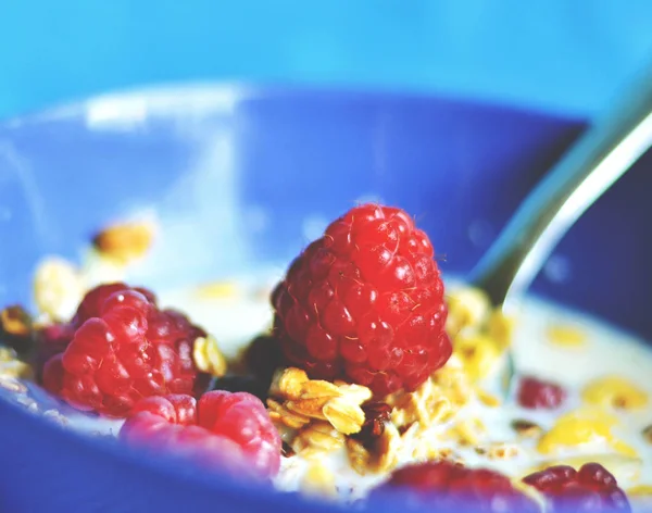 Muesli with fresh fruits raspberries in blue bowl — Stock Photo, Image