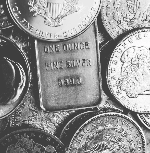 Monedas de plata y barras de fondo —  Fotos de Stock