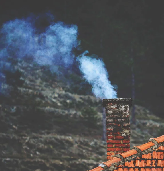 Aumento de fumaça de uma chaminé no inverno — Fotografia de Stock