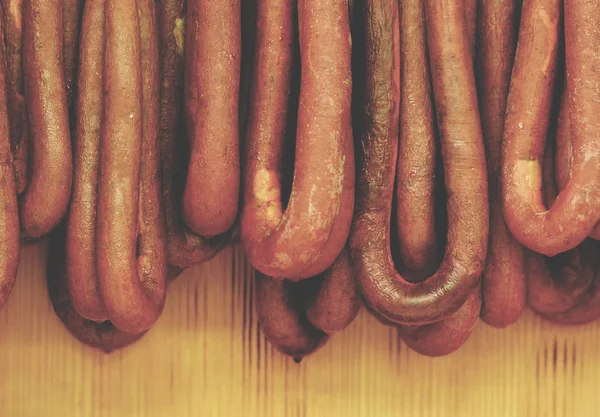 Rökt korv kött hänger i inhemska Rökeri — Stockfoto