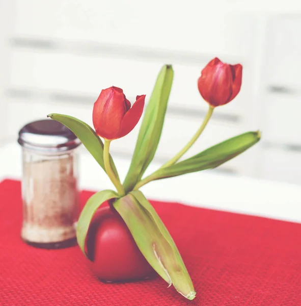 Zátiší s kyticí tulipánů na stole — Stock fotografie