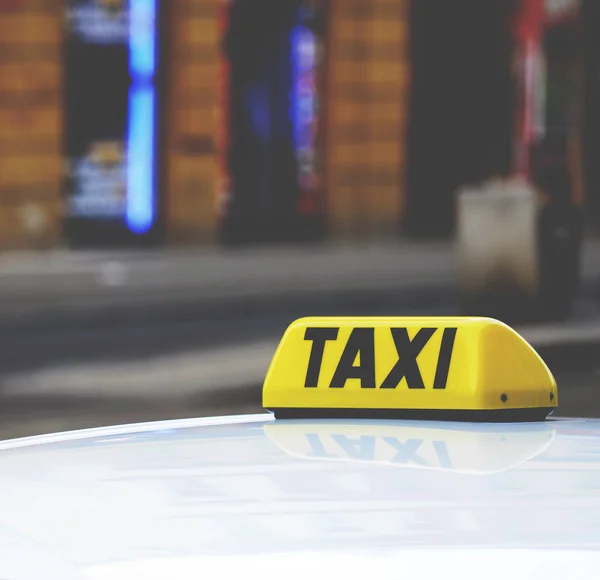 Señal de taxi en el coche —  Fotos de Stock