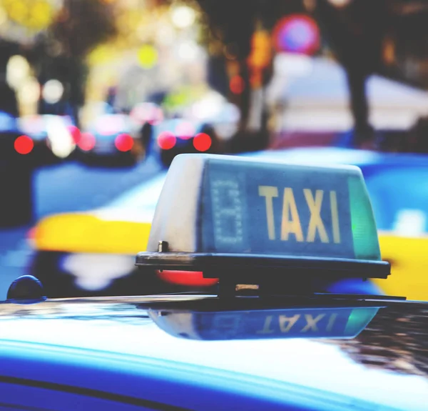 Taxi signo en el coche - Concepto de taxi —  Fotos de Stock