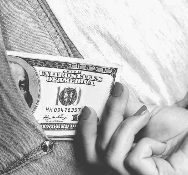 Dinero en el bolsillo - Concepto de gasto —  Fotos de Stock