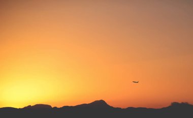Uçak gün batımında kalkıyor.