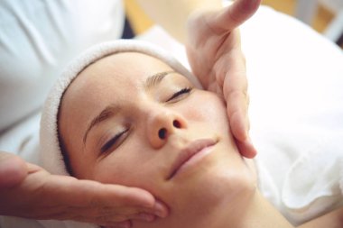 Spa muamele güzellik salonunda genç bir kadının yakın çekim 