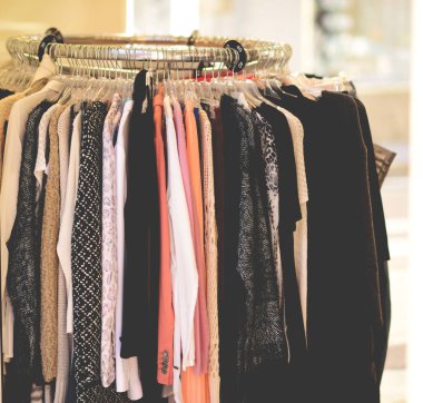 Dükkanda elbise askısı