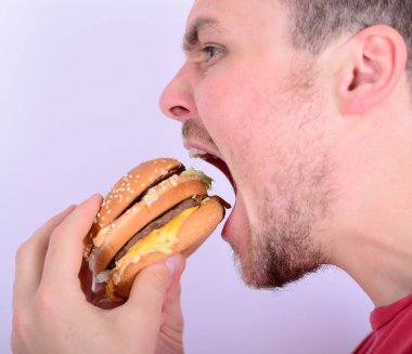 Adam Burger - sağlıksız yiyecek kavramsal fotoğraf yeme