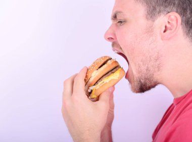 Adam Burger - sağlıksız yiyecek kavramsal fotoğraf yeme