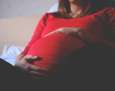 Anne ellerimi karnına - bekliyor bebek yakında 