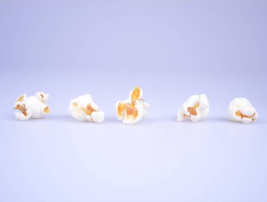 Beyaz arkaplanda patlamış mısır