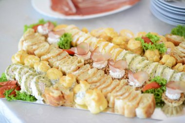 Tablo üzerinde çeşitli Salatalar