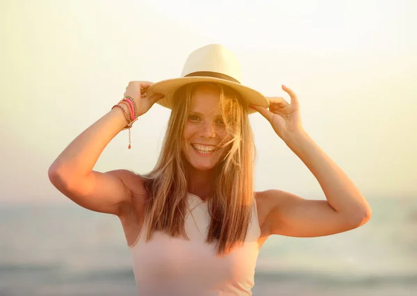 Mooie gelukkig smilin vrouw op strand tijdens zonnige zomerdag — Stockfoto