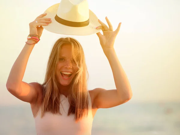 Hermosa mujer sonriente feliz en la playa durante el soleado día de verano —  Fotos de Stock