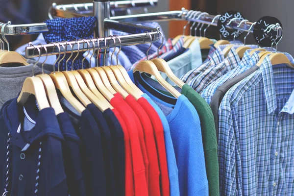 Kleding aan hangers in de winkel — Stockfoto