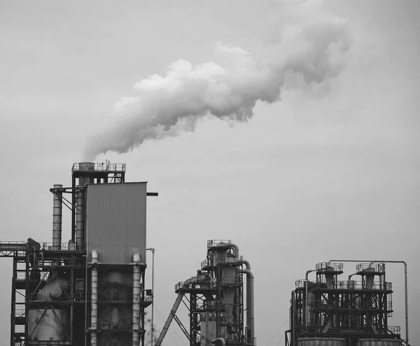 Pileta de humo en fábrica en blanco y negro — Foto de Stock