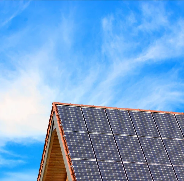 Evin çatısında güneş panelleri — Stok fotoğraf