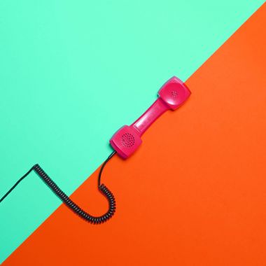 Çizgili mavi ve sarı adam Retro turuncu telefon tüp