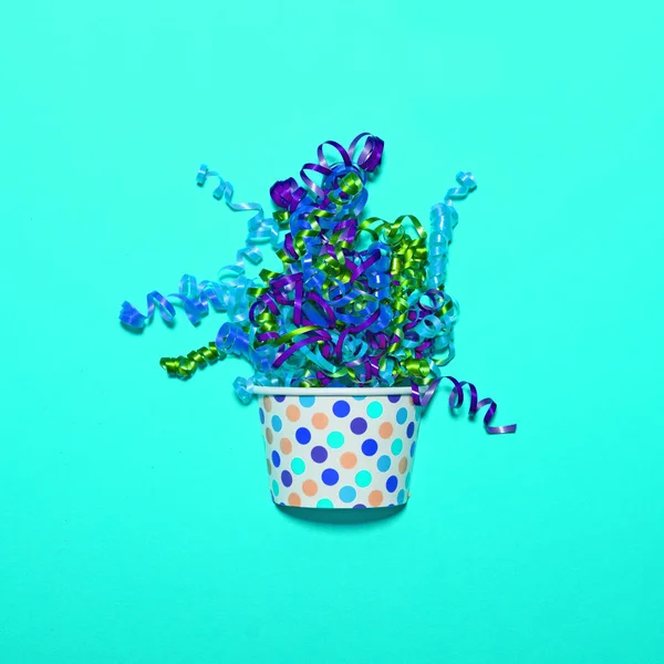 Veelkleurige confetti explosie van cup op blauwe achtergrond - Mi — Stockfoto