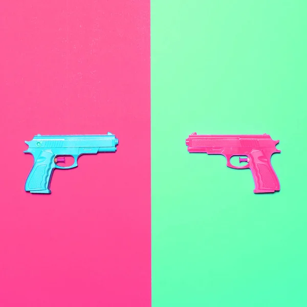 Pistole giocattolo su sfondo colorato - Design minimale vista dall'alto — Foto Stock