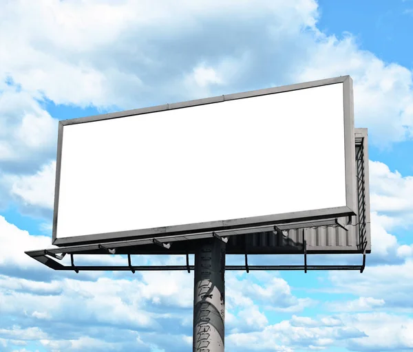 Boş billboard ve mavi gökyüzü — Stok fotoğraf