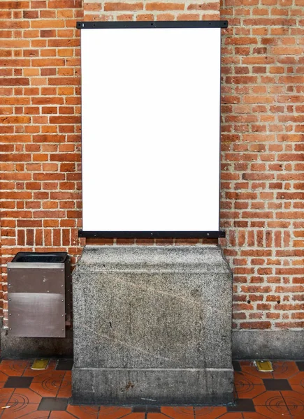 Blank skylt på tegelvägg — Stockfoto