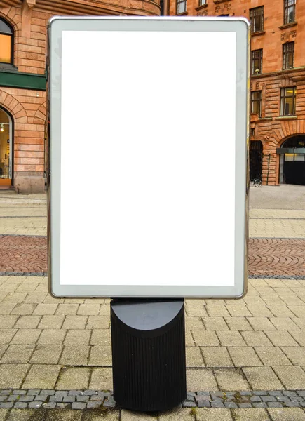 Panneau d'affichage vide dans le centre-ville sur la rue — Photo