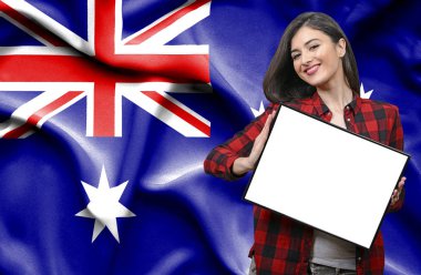 Pano karşı Avustralya Ulusal bayrak tutan kadın