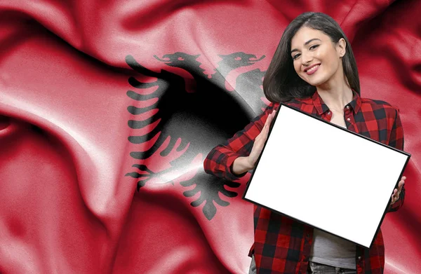 Mujer Sosteniendo Tablero Blanco Contra Bandera Nacional Albania — Foto de Stock