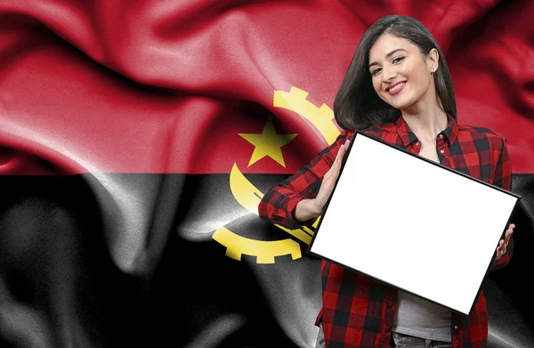 アンゴラの国旗に対して空白のボードを持った女性 — ストック写真