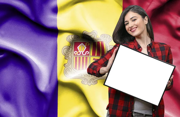 Mujer Sosteniendo Tablero Blanco Contra Bandera Nacional Andorra — Foto de Stock