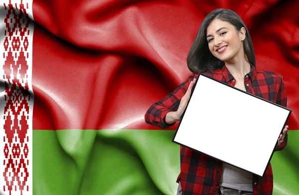 妇女拿着空白板反对白俄罗斯国旗 — 图库照片