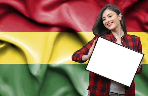 ボリビアの国旗に対して空白のボードを持った女性 — ストック写真