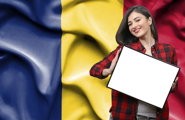 Mujer Sosteniendo Tablero Blanco Contra Bandera Nacional Chad — Foto de Stock