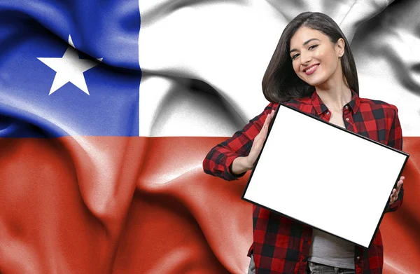 チリの国旗に対して空白のボードを持った女性 — ストック写真