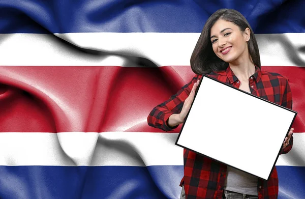 Mujer Sosteniendo Tablero Blanco Contra Bandera Nacional Costa Rica — Foto de Stock
