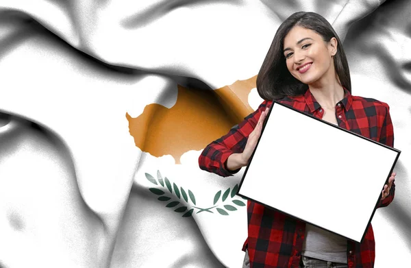 Mujer Sosteniendo Tablero Blanco Contra Bandera Nacional Chipre — Foto de Stock