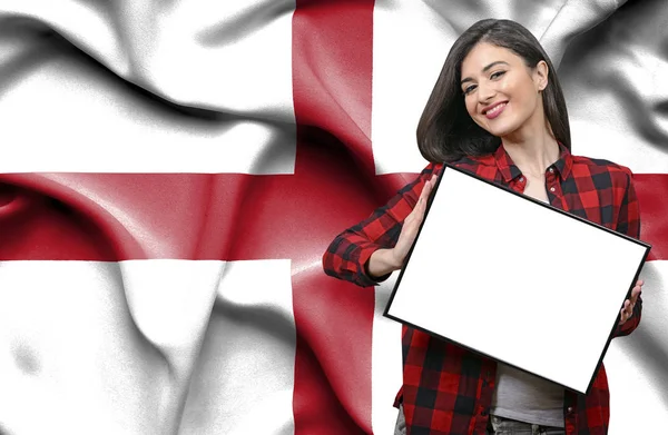 Kvinne Med Blankt Brett Mot Englands Flagg – stockfoto