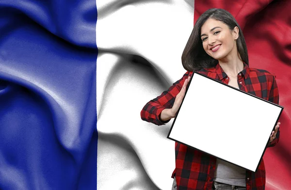 フランスの国旗に対して空白のボードを持った女性 — ストック写真