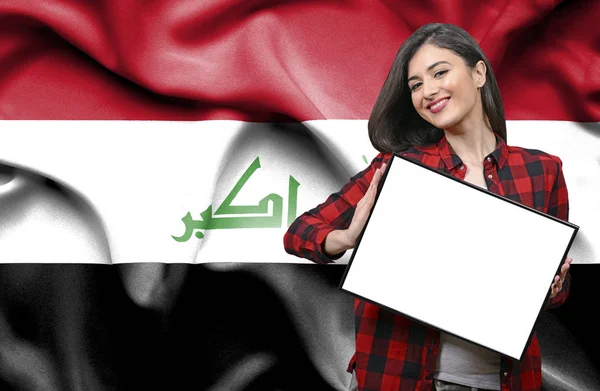 Vrouw Met Leeg Bord Tegen Nationale Vlag Van Irak — Stockfoto