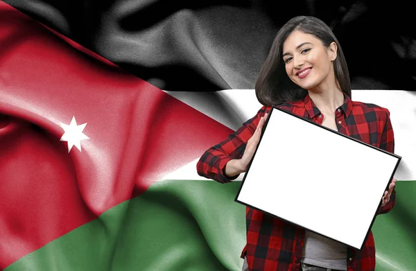 Žena Držící Prázdné Desky Proti Státní Vlajka Jordánska — Stock fotografie